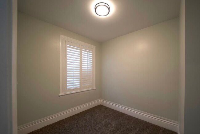 Building Photo - 40 N Meadowcroft Ave