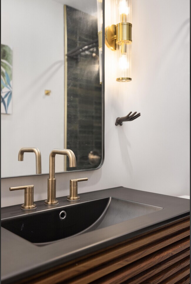 Building Photo - 14 Bank St