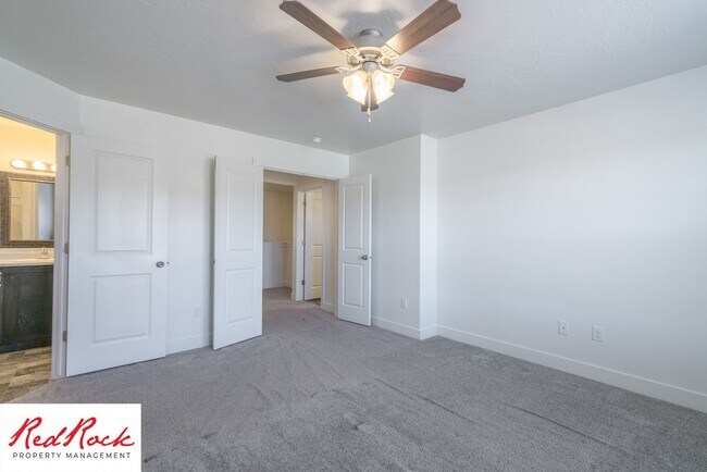 Building Photo - 4 Bed/2.5 Bath Townhome in Desert Bluff!