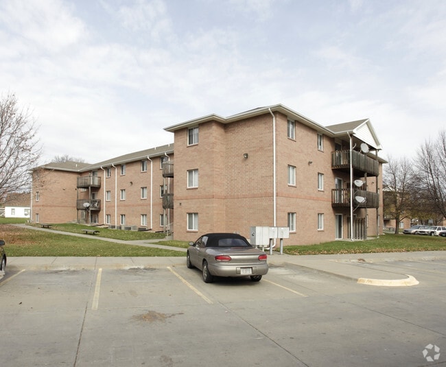 Primary Photo - Pine Tree Apartments
