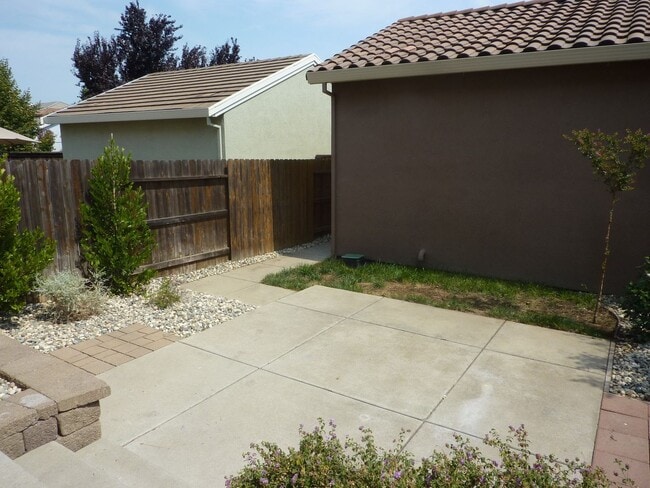 Building Photo - Nice Townhome w/ Detached Garage, Granite ...