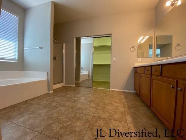 Building Photo - 4081 E Torrey Pines Ln