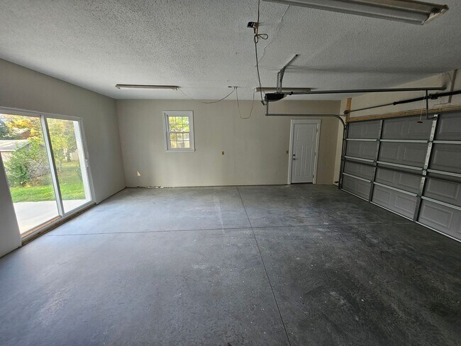 Building Photo - 395 W Crocus Dr