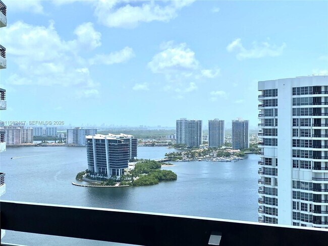 Building Photo - 3500 Mystic Pointe Dr