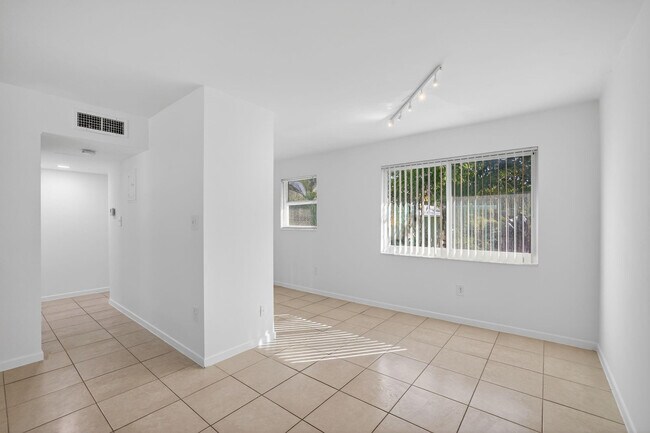 Building Photo - 1821 Middle River Dr