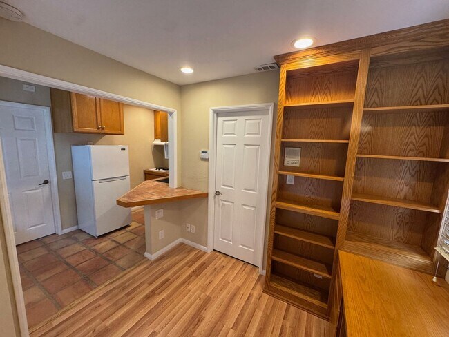 Building Photo - Quail Canyon Rd