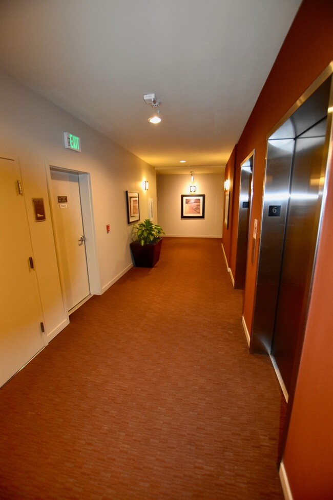 Building Photo - Spacious 1 Bedroom Belltown Condo - Availa...