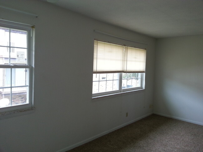 Building Photo - 1 bedroom, 1 bath condo in Coralville