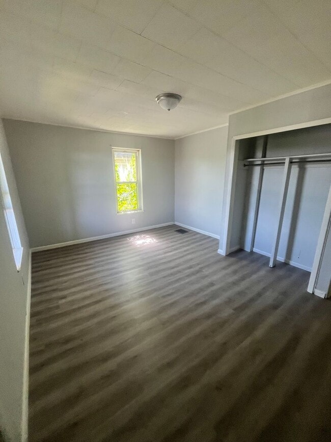 Building Photo - 3Bedroom 1Bath Single House
