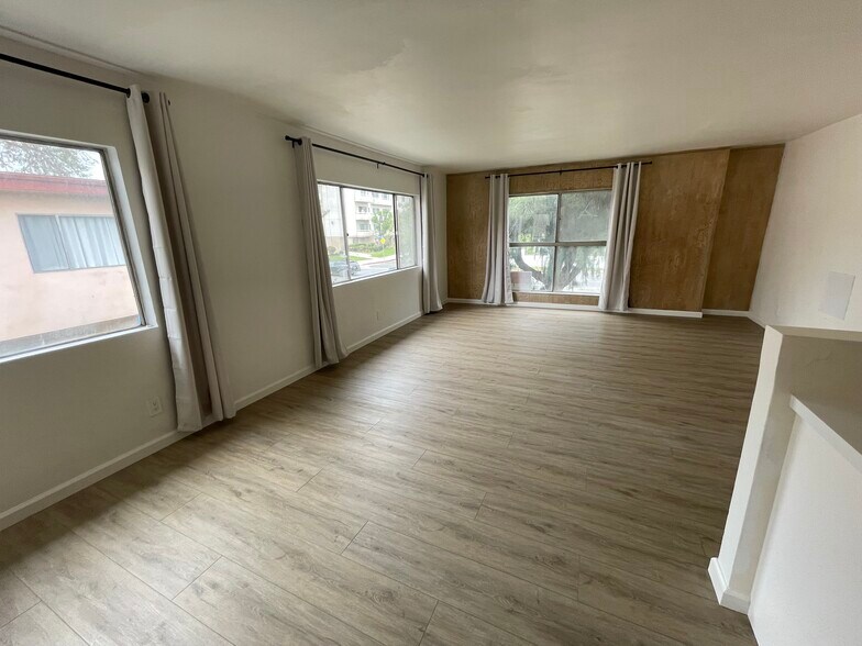 Spacious living area - 13118 Riverside Dr