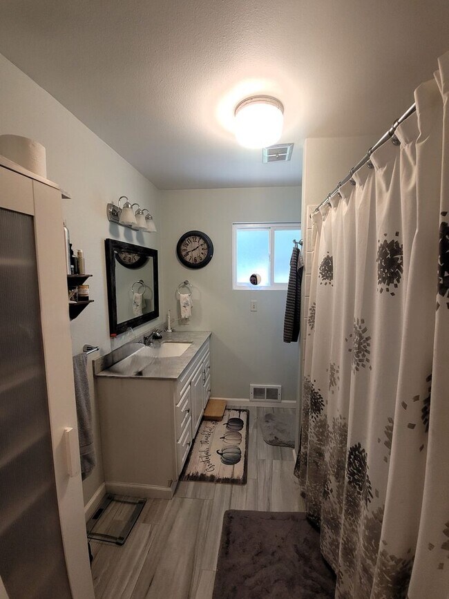 Building Photo - Spacious 3–4 Bedroom Rambler with Private Studio & Mount Baker Views