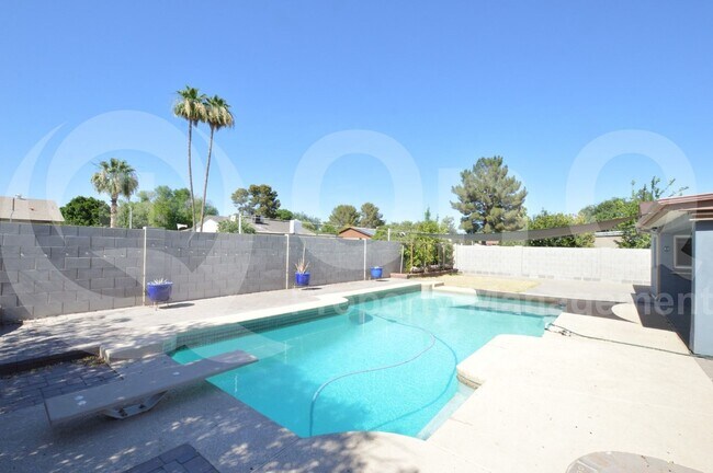 Building Photo - 2218 W Palomino Dr