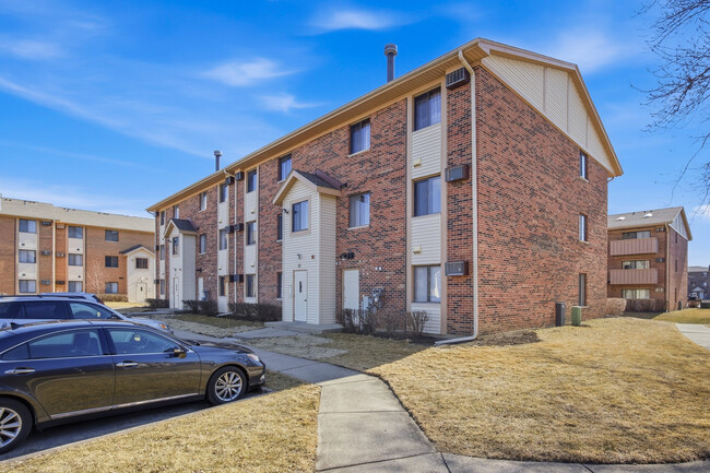 Building Photo - 13 Cedar Ct