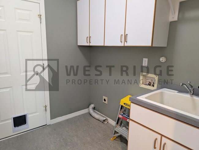 Building Photo - 632 NW Pacific Grove Dr