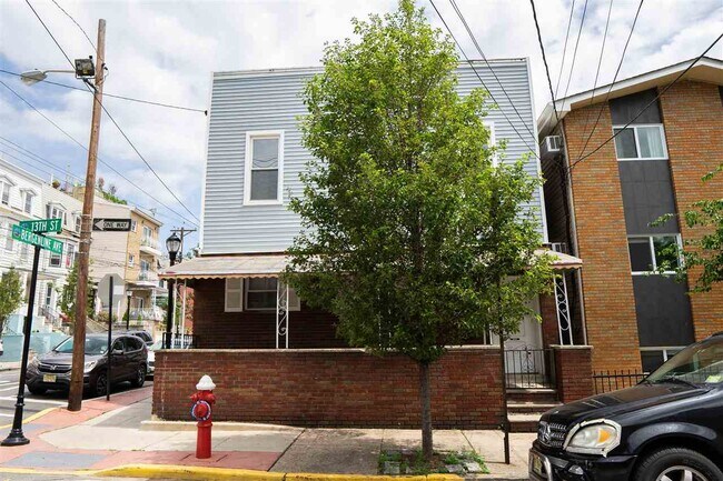 Building Photo - 426 13th St