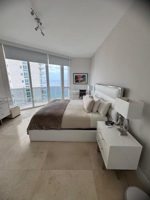 Building Photo - 16001 Collins Ave