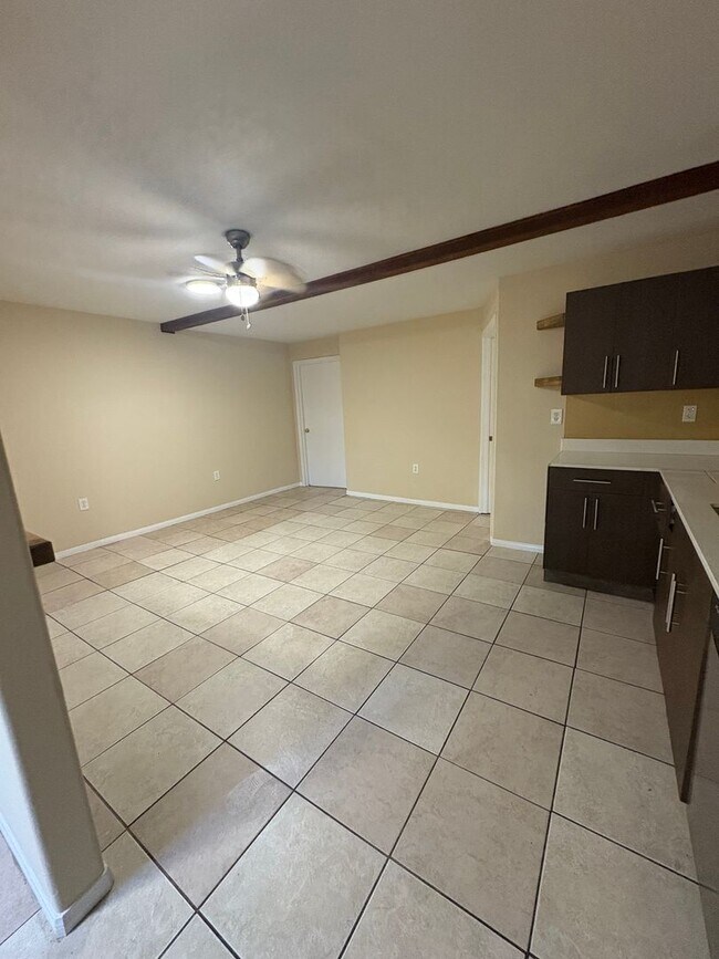 Building Photo - 377 Douglas St