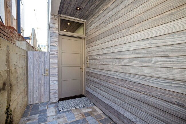 Building Photo - 124 15th Pl