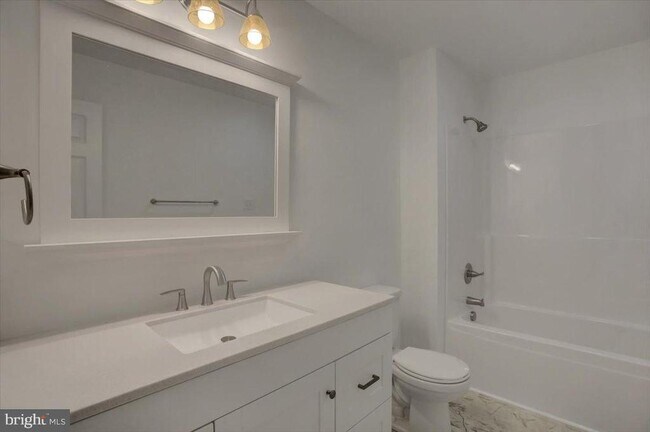 Building Photo - 301 Grandview Ave