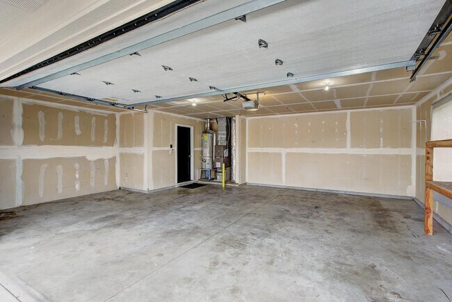 Building Photo - 2870 N High Desert Wy