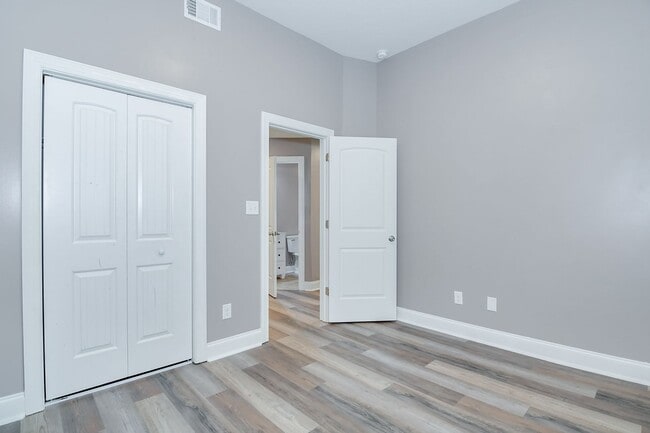 Building Photo - Updated 4 Bedroom 2.5 Bath