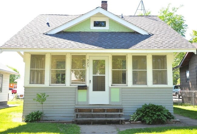 Primary Photo - Great 7 bedroom 3 bath House located in St Cloud MN