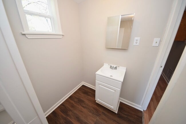 Building Photo - 1 Bedroom, 1 Bathroom Upstairs apartment n...