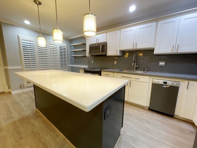 Building Photo - Waipio Gentry 2 bed, 1 bath, 2 parking wit...