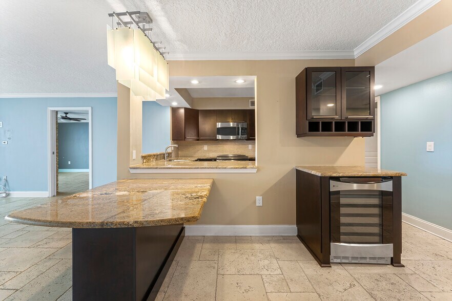 Building Photo - 2200 Ocean Dr S