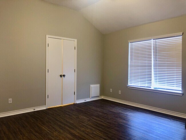 Building Photo - 2403 Carnation Ct