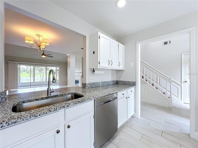 Building Photo - 900 W Charing Cross Cir