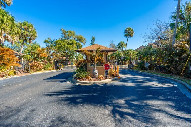 Building Photo - 2 Bedroom Nestled Away in the Heart of Daytona