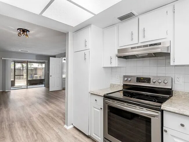 Building Photo - 2820 S Pines Dr