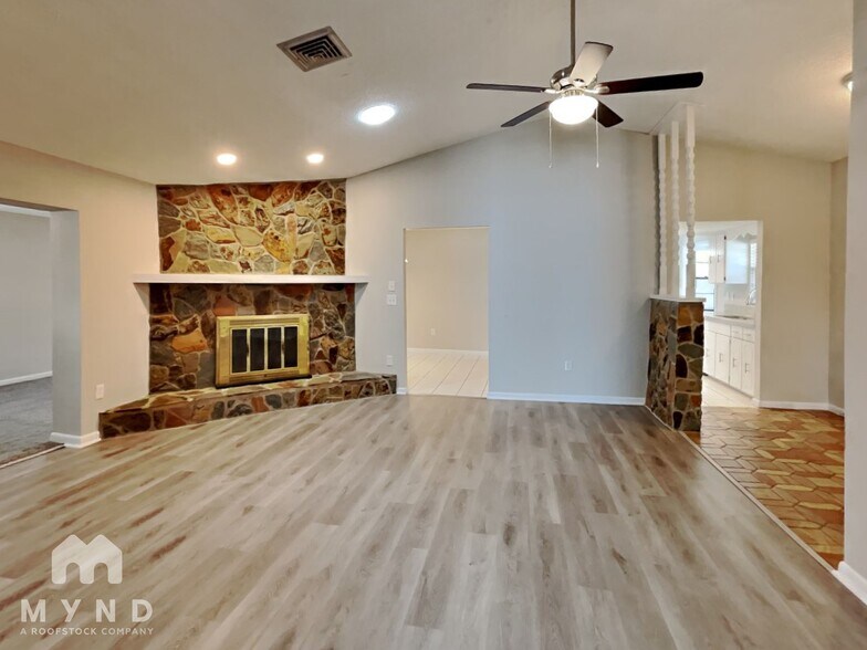 Building Photo - 11136 Mercedes St