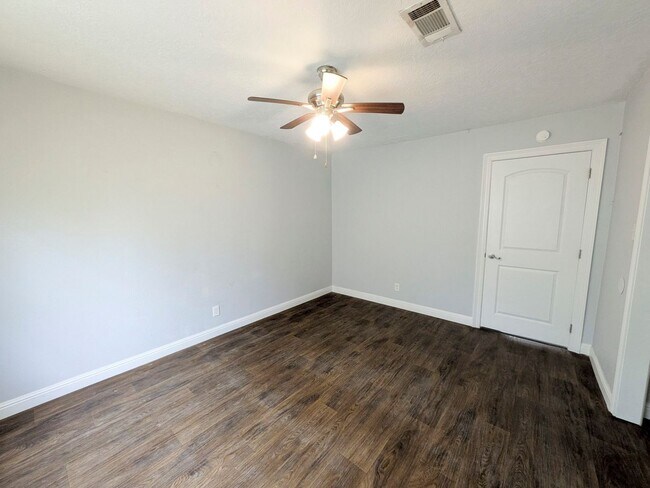 Building Photo - 5150 Parkview Dr