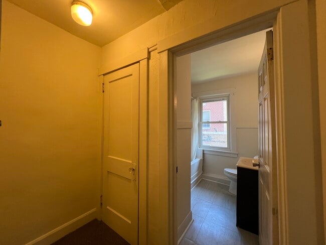 Building Photo - 1207 Sarah St