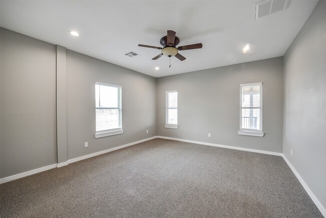 Building Photo - 1025 Arizona Dr