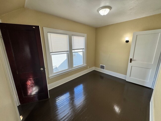 Building Photo - 3 Bedroom House