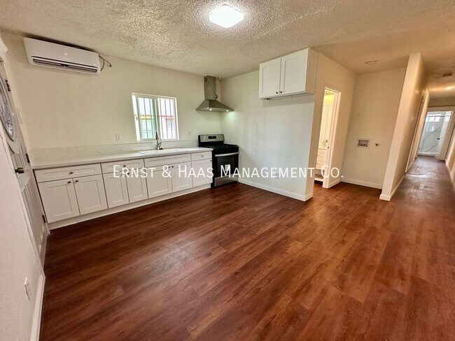 Building Photo - Fantastic 3 Bedroom Duplex Near Poly High ...