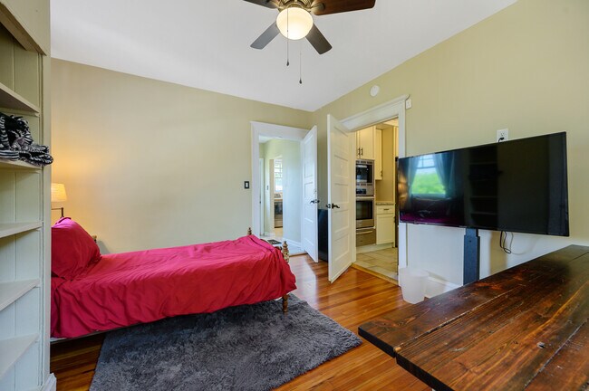 Downstairs bedroom with twin - 1608 Fayetteville St