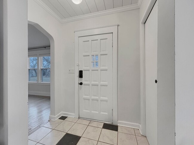 Building Photo - 2729 Vernon Ave S