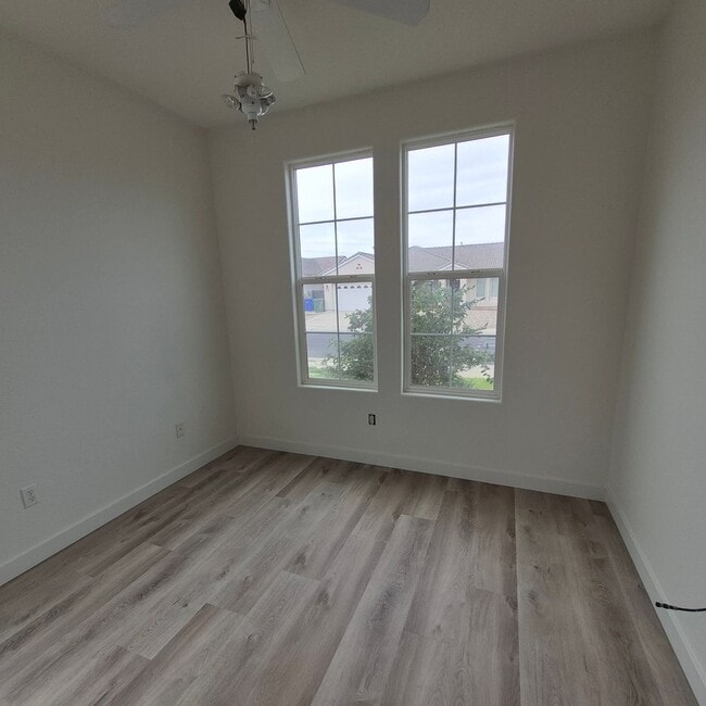 Building Photo - New Flooring throughout; Nice Elk Grove 3 bedroom home! Single story