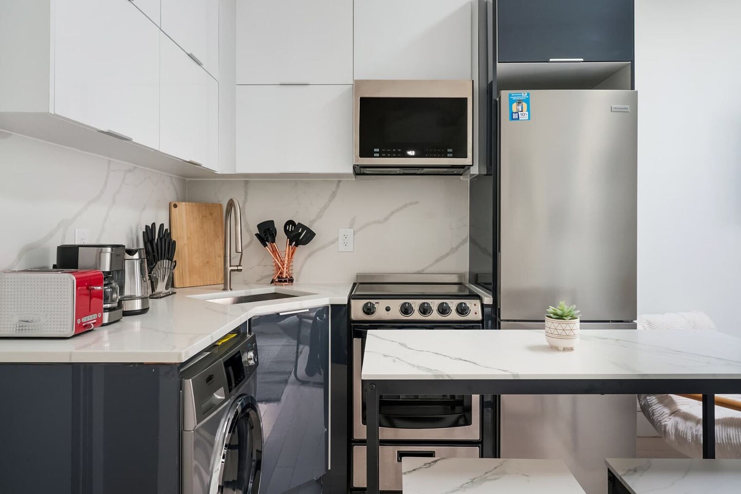 Building Photo - 317 E 78th St