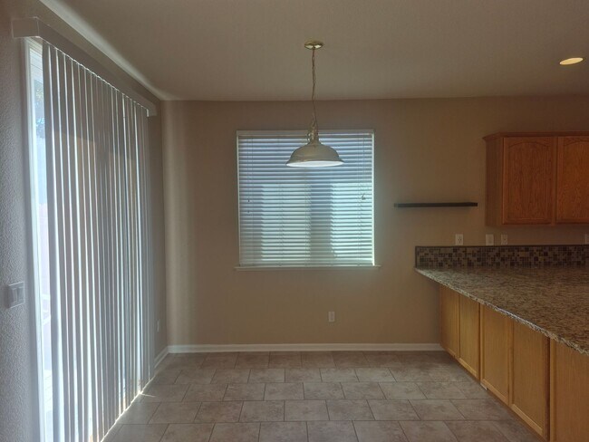 Building Photo - Beautiful 4 Bedroom 2.5 Bath with loft