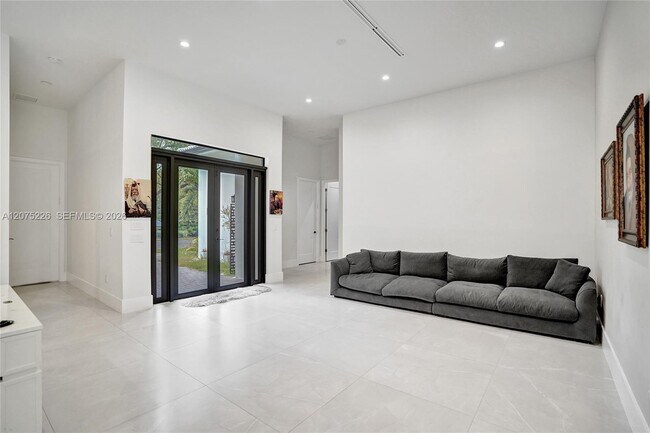 Building Photo - 3909 SW 54th St