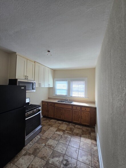 Building Photo - 1667 S Westmoreland Blvd