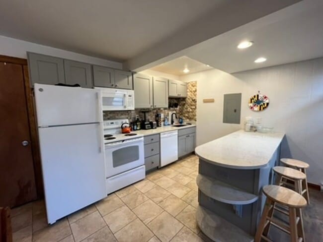 Building Photo - Winter Seasonal Lease! Sun filled, furnished and ready for you!