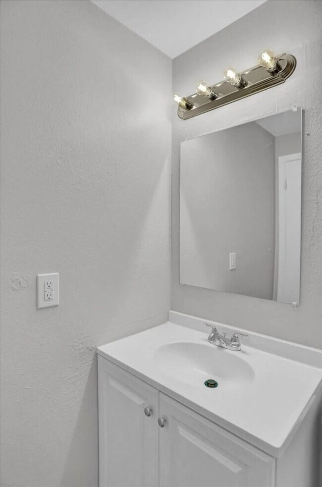 Building Photo - Beautiful 2 bed/1 bath unit for rent.