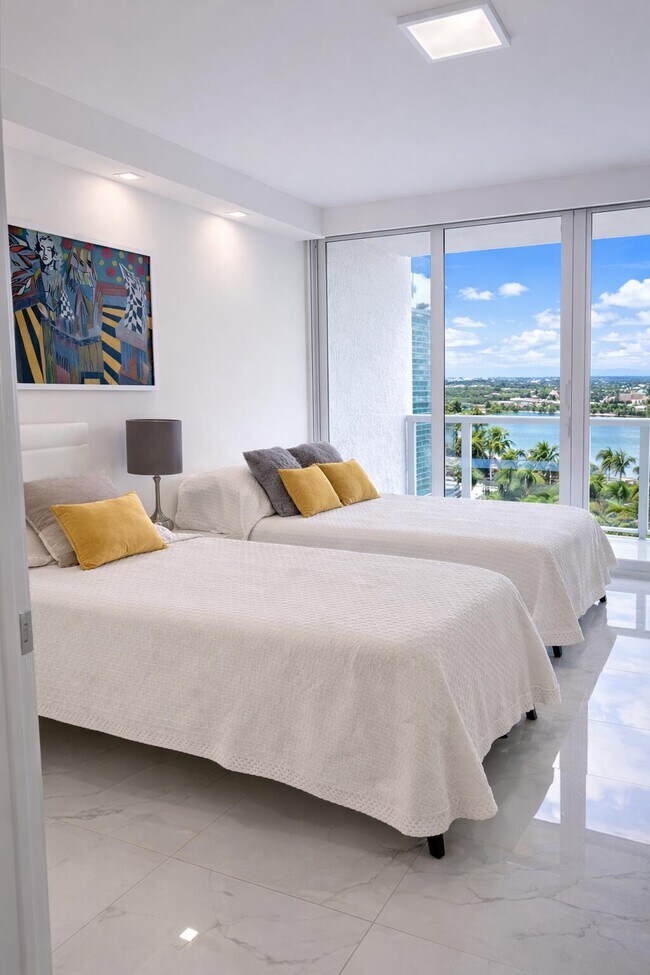 Building Photo - 16425 Collins Ave