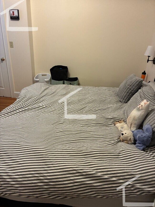 Building Photo - Nicely renovated 1 bed unit  near the Green Line